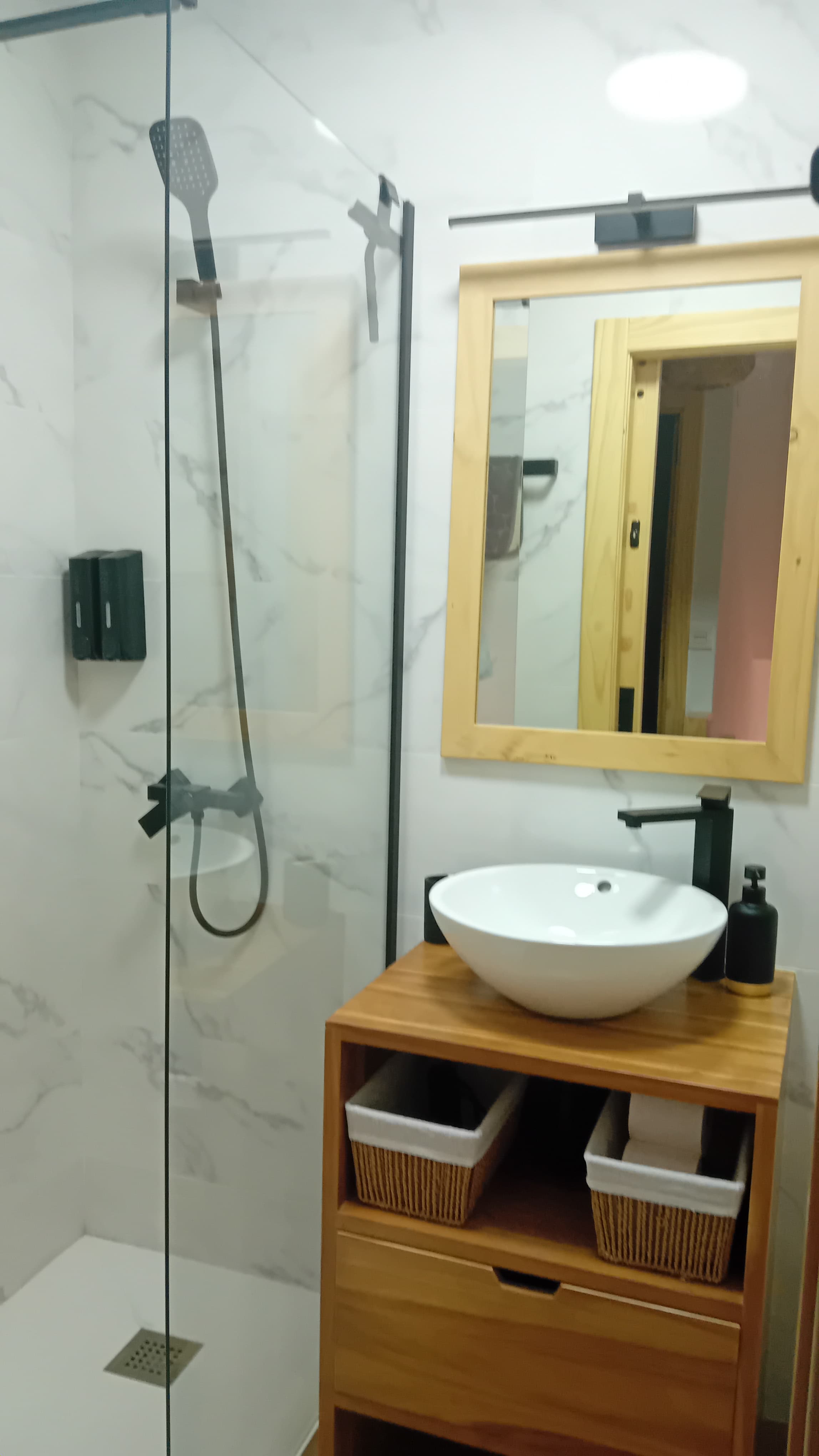 Baño completo y equipado de la casa rural La Casita en Frías