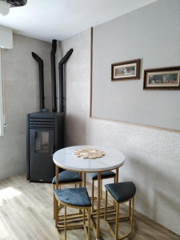 Chimenea y estufa de leña - casa rural con encanto en Las Merindades