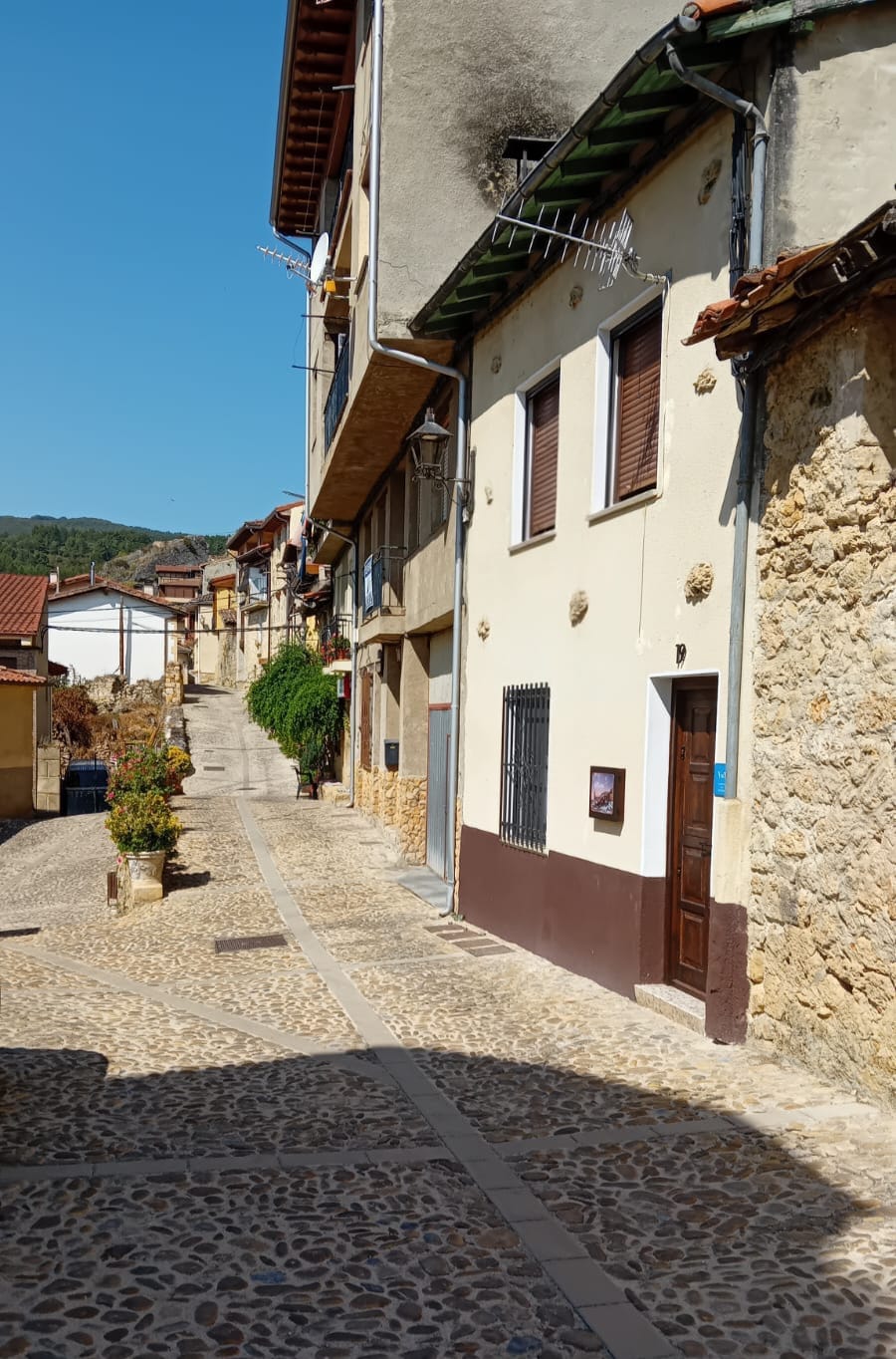 Alojamiento rural La Casita Frías - vista de la calle y acceso