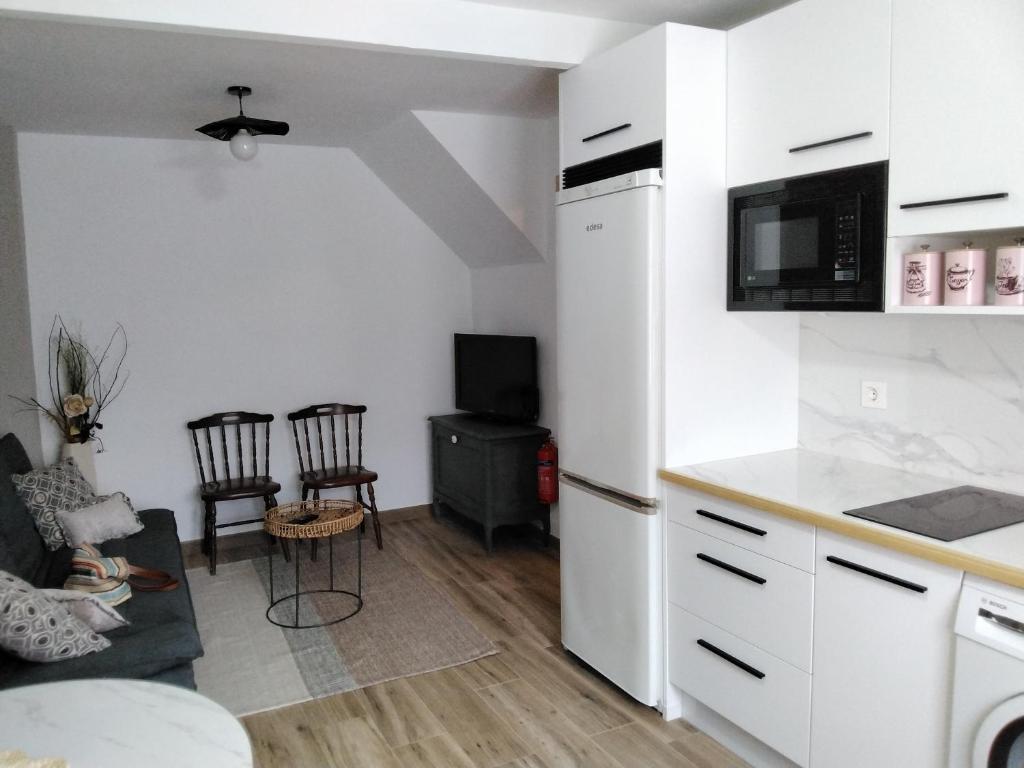 Zona de comedor y cocina de la casa rural La Casita en Frías